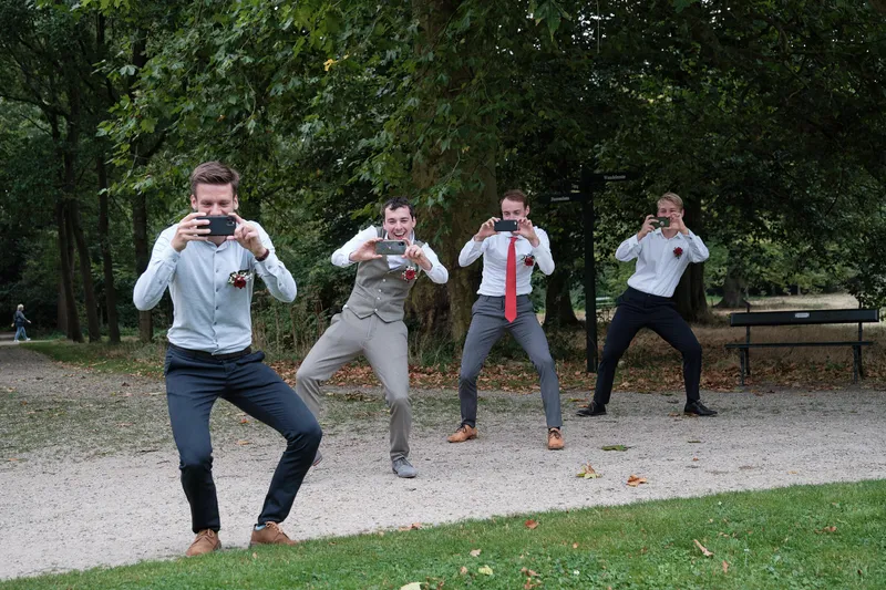 De jongens fotograferen elkaar op het grind