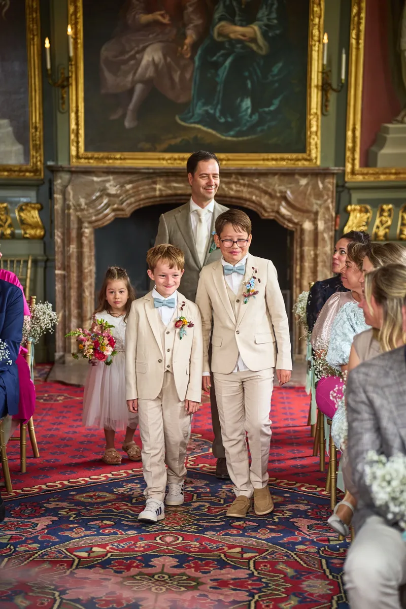 Rutger wacht voorin de trouwzaal met de drie kinderen
