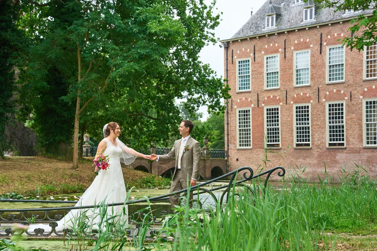 Rutger en Caroline bij de sierlijke brug, met het kasteel ernaast
