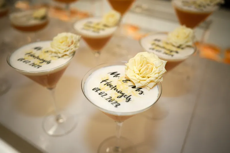 Cocktails met een versierd topje en een roosje