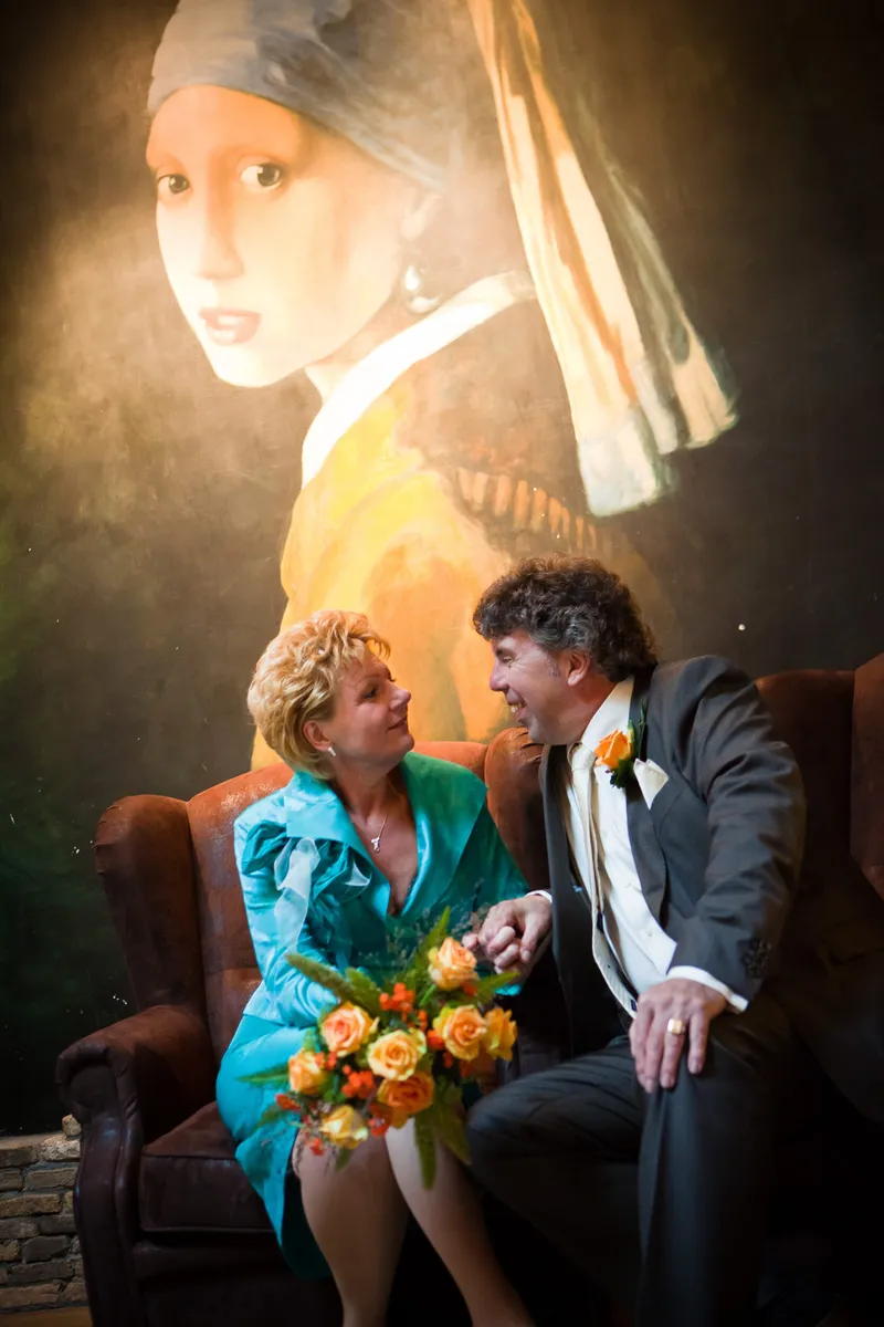 Erica en Rob in de fauteuil, met het Meisje met de parel boven hen