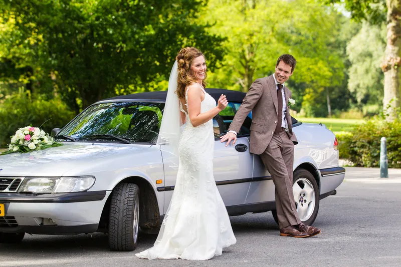 Debora en Joris bij de zilveren Saab cabrio
