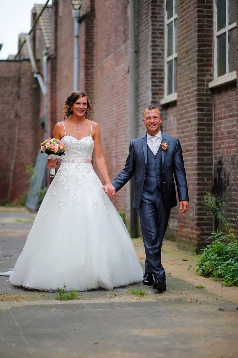 Aniek en Nick lopen langs de bakstenen Leerfabriek