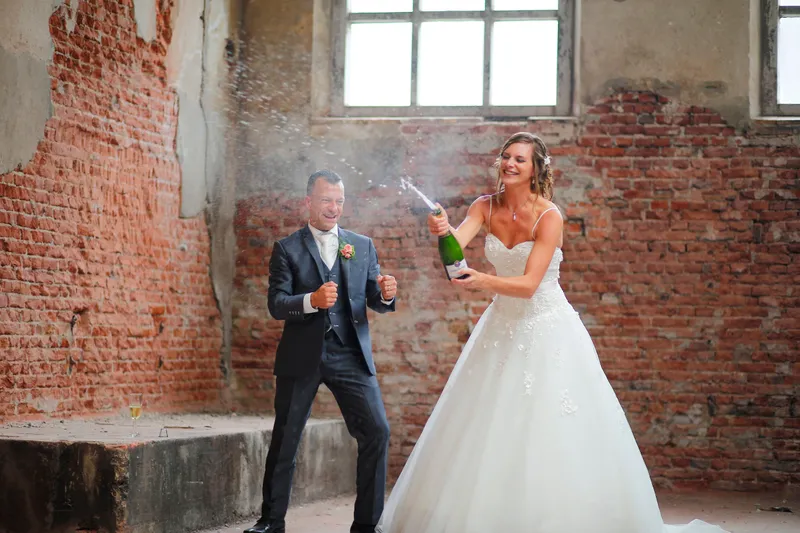 Aniek laat de champagne knallen