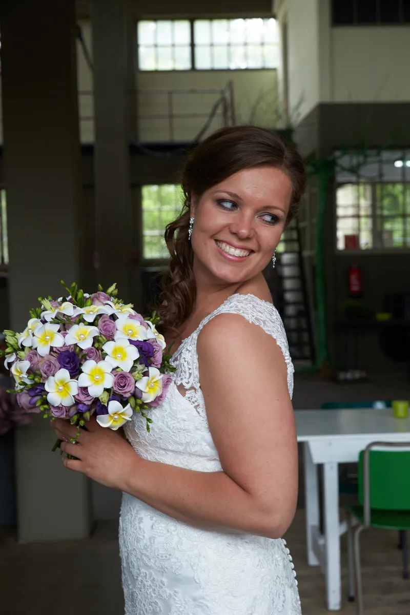 Nadine met haar boeket van paars en wit