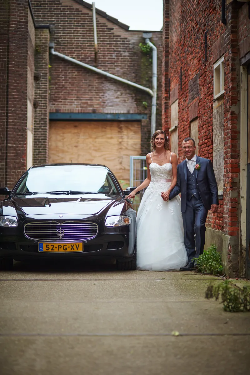 Aniek en Nick bij de Maserati voor de Leerfabriek