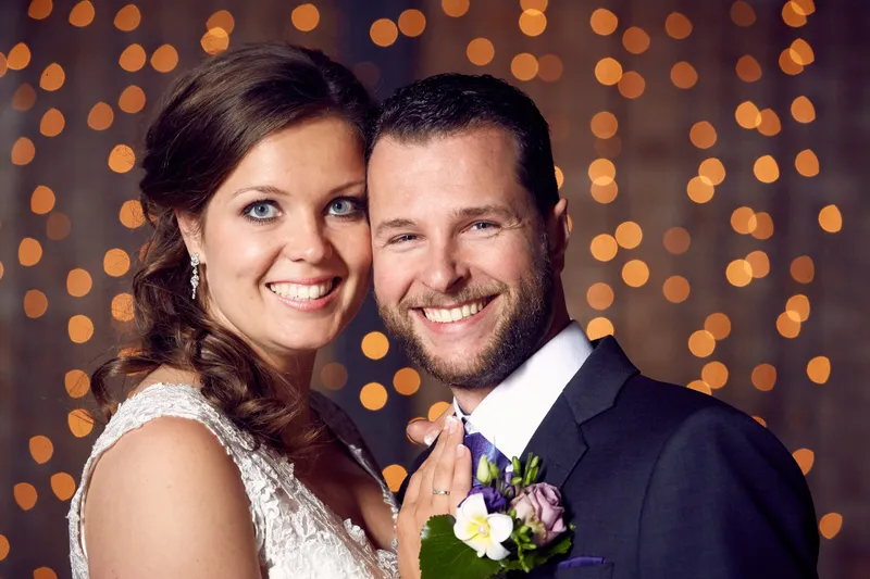 Robbert en Nadine voor warme oranje lampjes