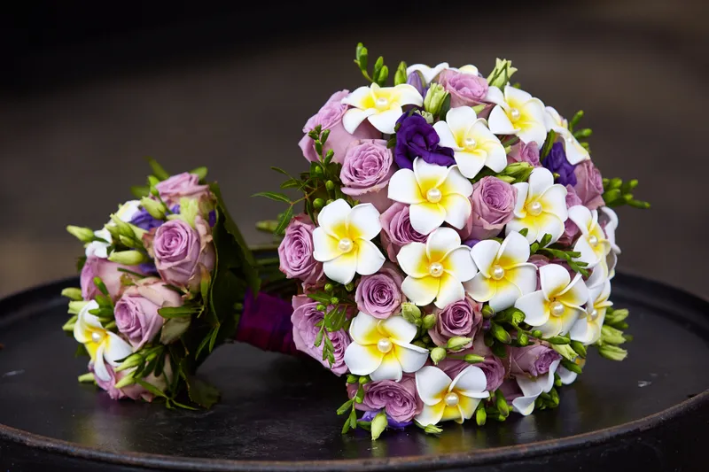 Het boeket met paarse rozen op een ronde tafel