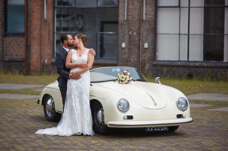 Robbert en Nadine bij de witte Porsche
