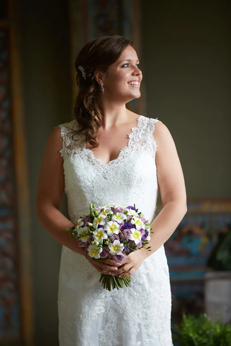 Nadine met haar boeket in de hal