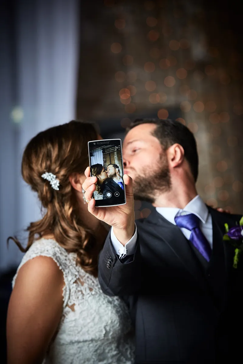 Robbert en Nadine maken samen een selfie