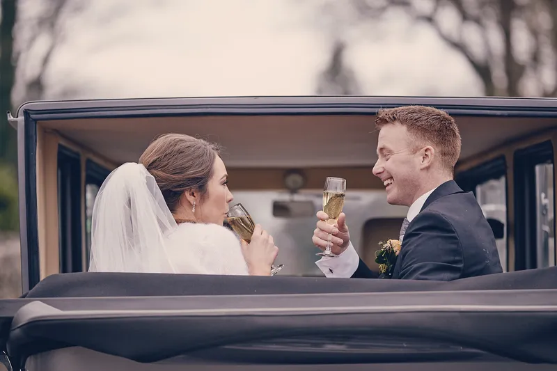 Shane en Caitriona proosten in de oldtimer