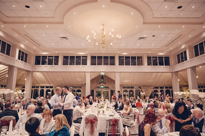 De grote eetzaal van Faithlegg met de kroonluchter
