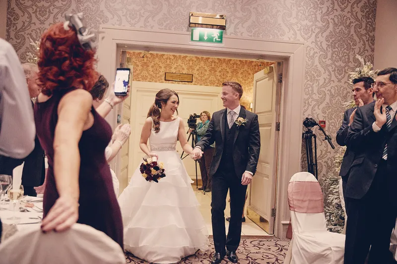 Shane en Caitriona komen de eetzaal binnen