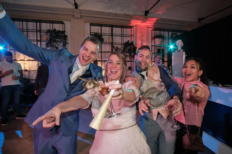 Wendy en Gerrold juichen met hun vrienden op de dansvloer