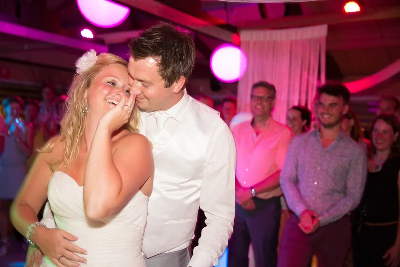 Sabine en Ferry dansen in het roze licht