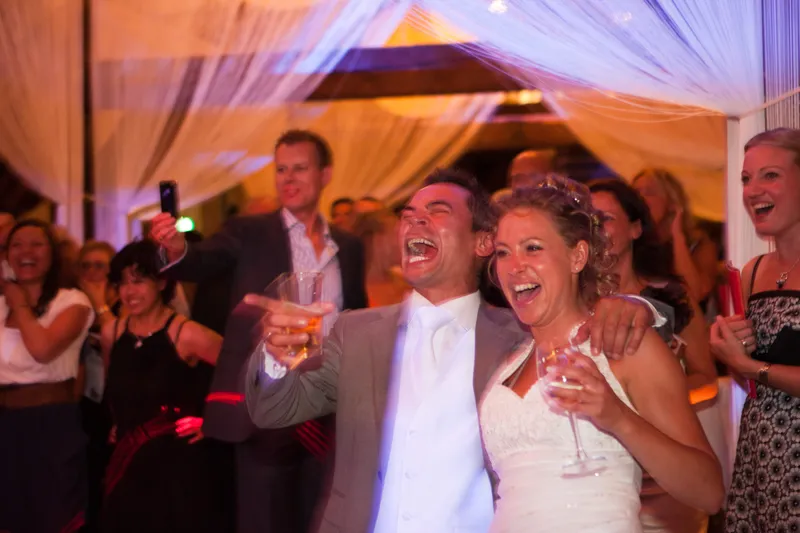 Rebecca danst lachend met een gast