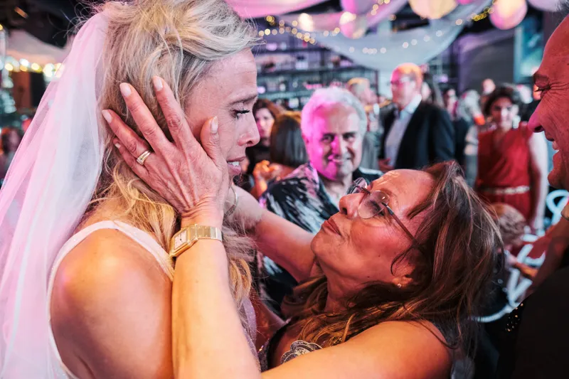 Liad houdt het gezicht van een gast vast