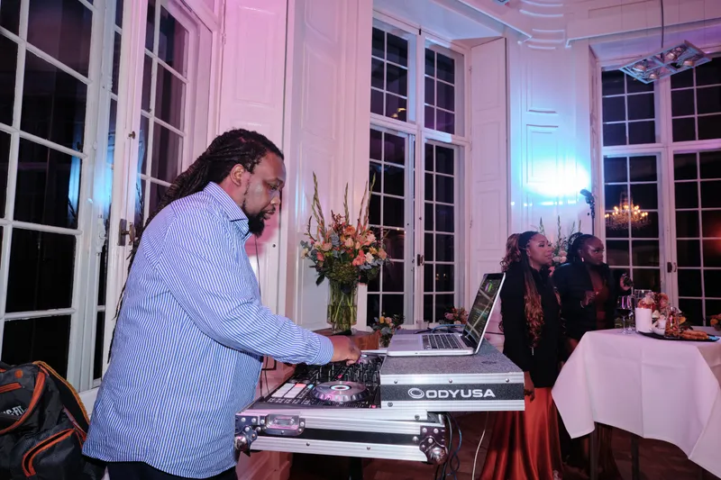 Dj Jakano achter zijn draaitafels in de salon