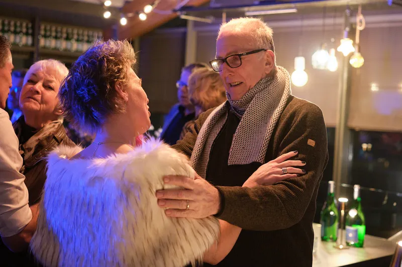 Esther wordt begroet door een gast