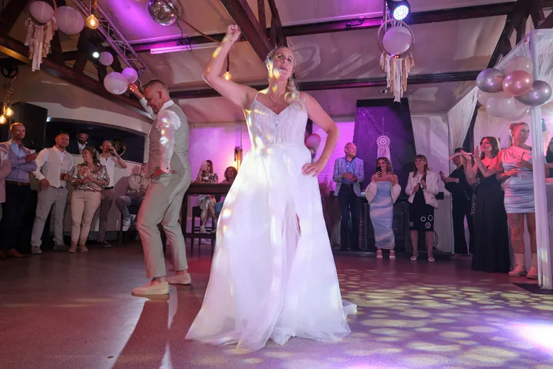 Tamara danst met haar arm omhoog tijdens de openingsdans