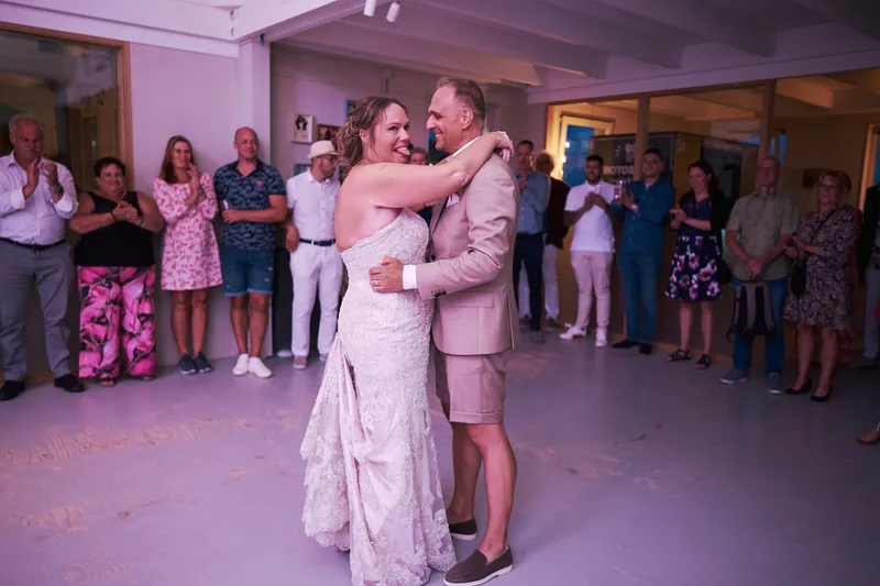 Mirjam en Jorg dansen hun openingsdans, de gasten staan eromheen