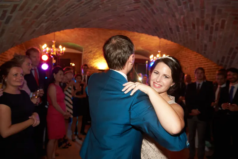 Bart en Frederike dansen in de gewelfde kelder