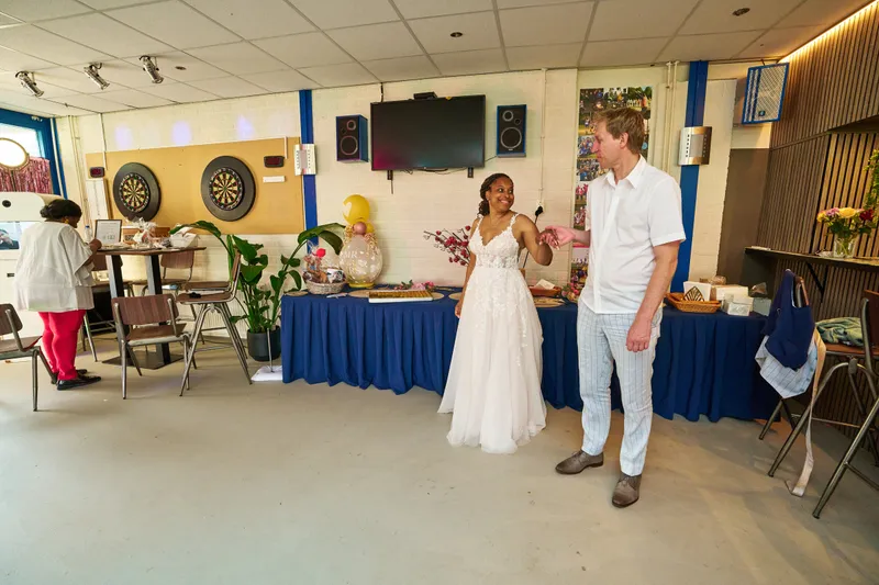 Felicia en Sander staan klaar voor de openingsdans in de kantine