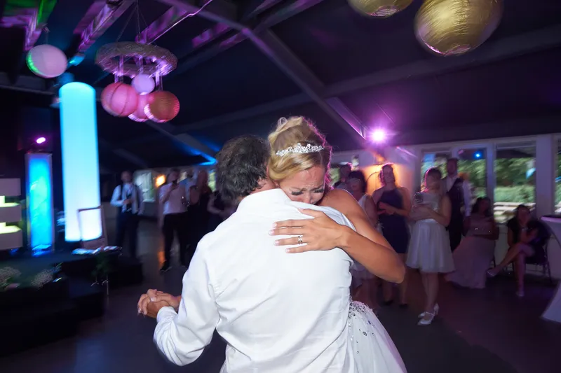 Marcella omhelst een gast op de dansvloer
