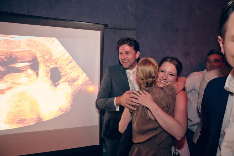 Fabian en Renée omhelzen gasten voor het scherm met de diashow