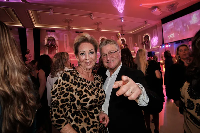 Drie gasten poseren in de zaal