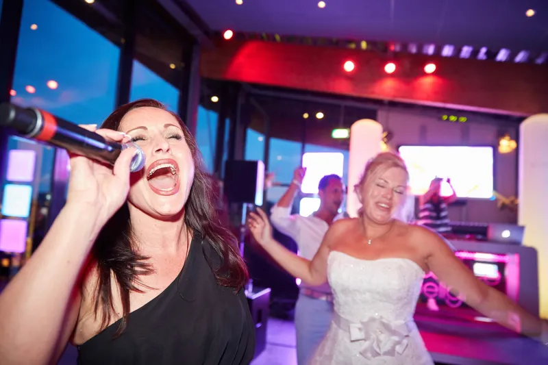 De zangeres zingt, Cora danst erachter