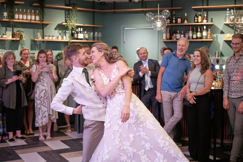 Milou en Thèron dansen hun openingsdans bij de bar