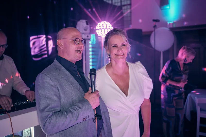 Bram pakt de microfoon naast Elles, DJ Jeroen staat erachter