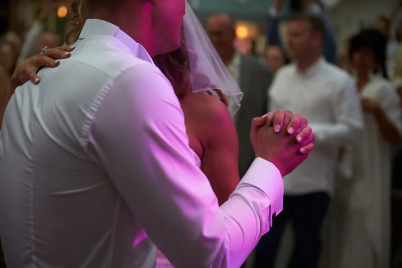 Bojaura en Jeffrey dansen in roze licht