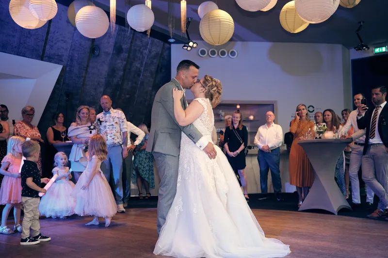 Angelique en Michiel dansen hun openingsdans onder de ballonnen