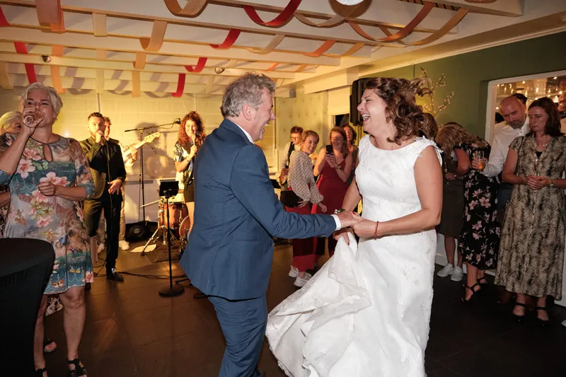 Pim danst met Saskia onder de slingers