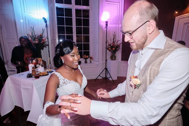 Natascha en Tim dansen samen in het paarse licht