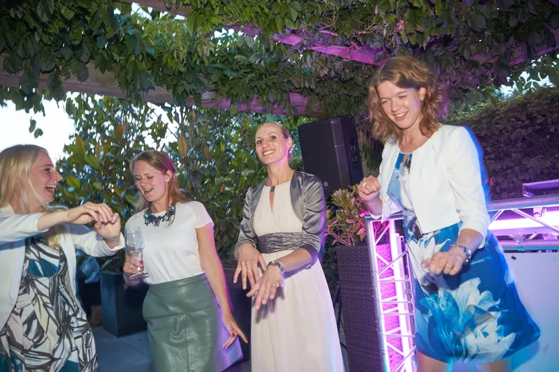 Drie vriendinnen dansen onder de pergola