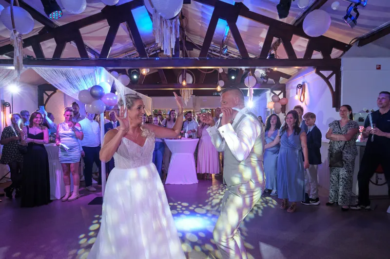 Marco en Tamara dansen tussen de gasten