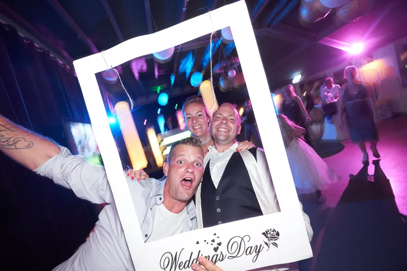 Twee gasten poseren in de polaroidlijst