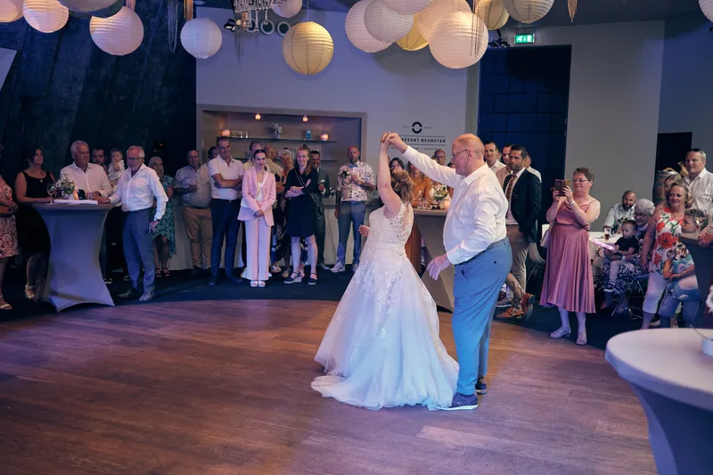 Angelique en Michiel dansen onder de lampionnen