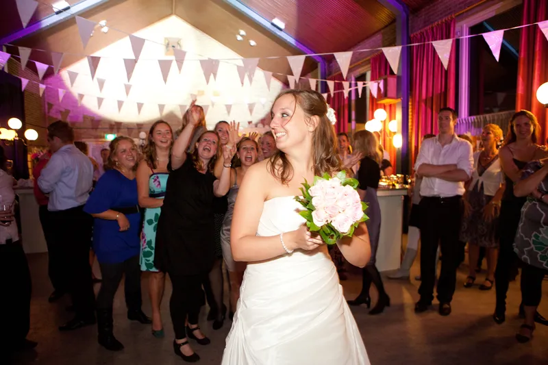 Jorinda danst met haar boeket tussen de gasten