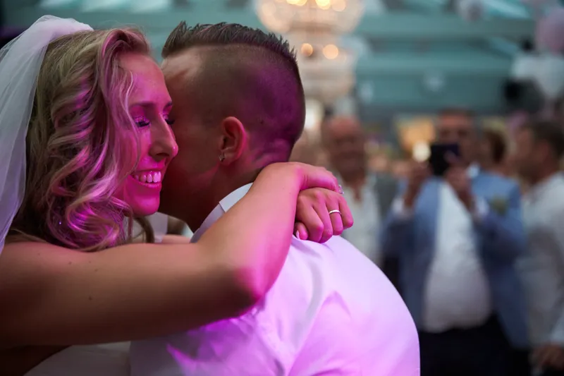 Bojaura en Jeffrey kussen tussen de gasten
