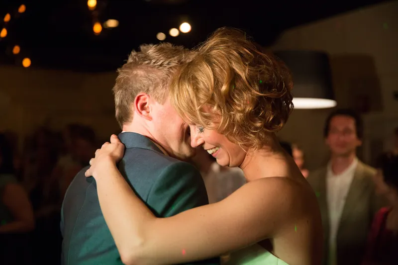 Desirée en Marcel dansen hun openingsdans