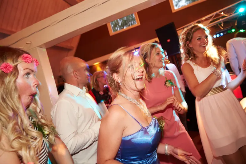 Gasten dansen en lachen