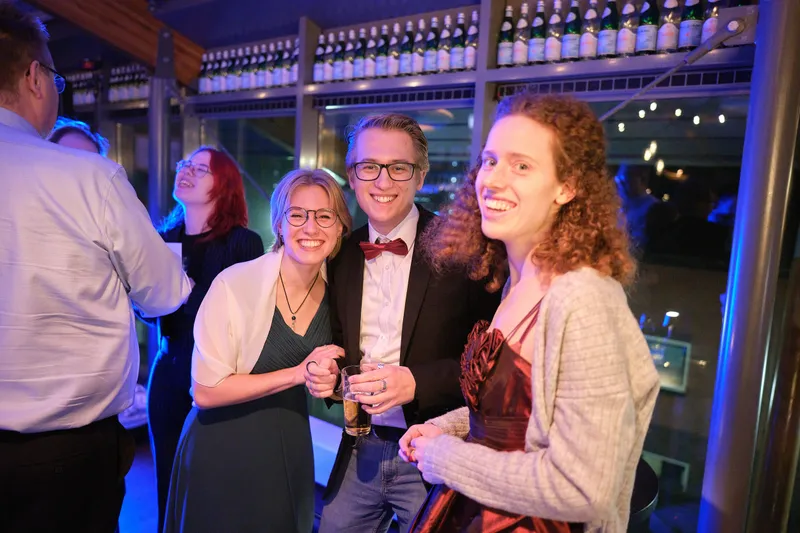 Drie gasten lachen in de zaal van Puurr