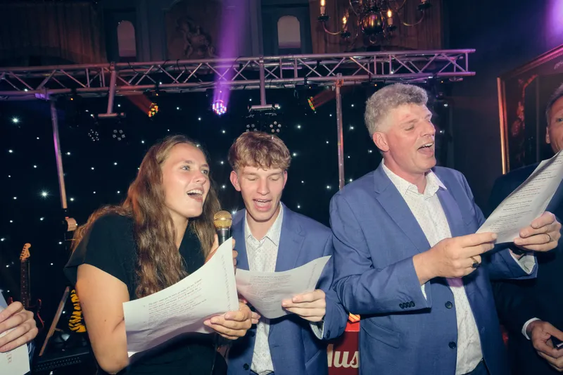 Familie van Fabian zingt een lied van papier