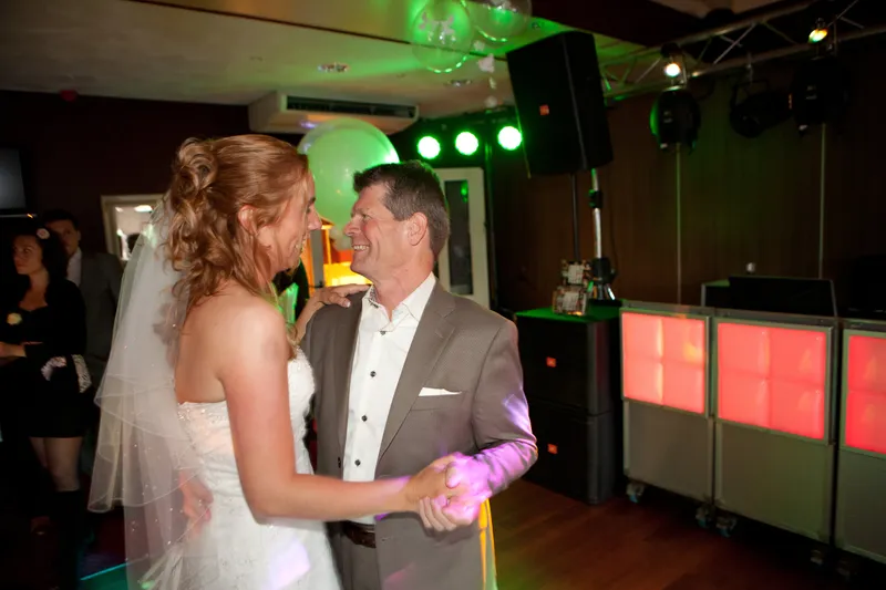 Inge danst met een gast op de dansvloer