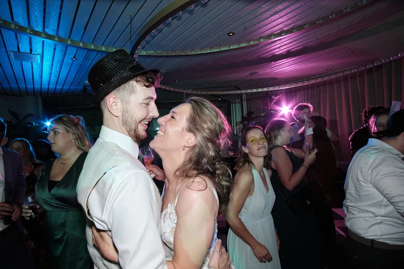 Thèron en Milou dansen in het paarse licht